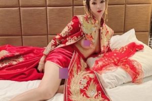 《兔兔》 洞房花烛夜 穿着婚纱打扑克