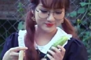 糖心女神《汐汐》田地女仆超短裙美腿足秀