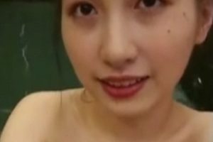 《湾湾情侣泄密》清纯小美女和男友打扑克全记录