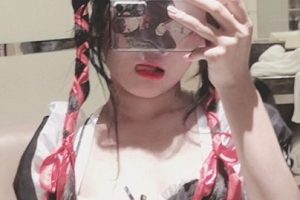 推特《qiongqiong》小妹子露出自拍