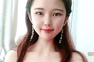 漂亮带货主播展示商品