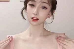 全网疯传的南京某大小清纯校花抖音63W粉丝《小坦克》有尺度视频