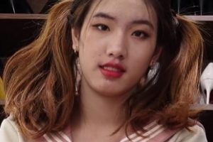足控女神《Ayan》双马尾超短裙棉袜裸足第一步