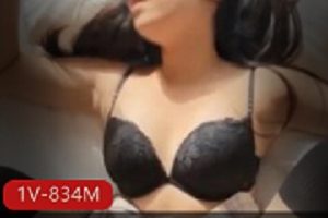 OnlyFans极品网红-《下面有跟棒棒糖》