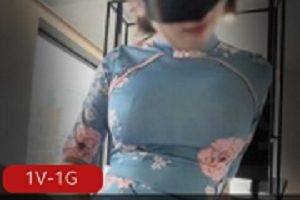 糖心女神《下面有跟棒棒糖》新作旗袍肉丝美少妇