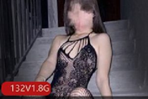 Twitter网红少女《奶油泡芙》电梯口打扑克