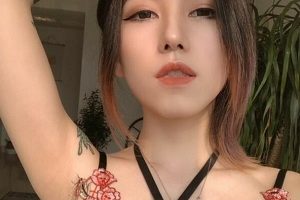 Twitter火辣小野猫模特《舌尖上的ju花》户外完整视频