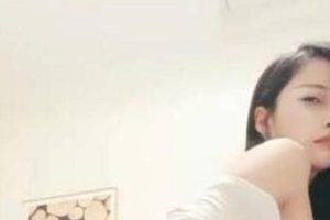 虎牙本土人气女神《一库一库》自我安慰