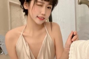 可爱COSER《不呆猫》最新图包浴室ren qi