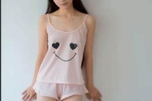 虎牙反差萌妹子《鱼丸崽崽》表演jk新穿法