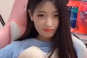 抖音网红《月月大小姐姐》复出快手夜微凉