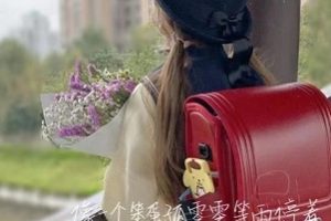 推特知名可爱萌妹博主《小奥喵》zw露脸作品两部