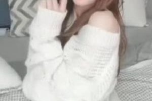 虎牙高颜值日系女主播《清水由乃》黑丝毛衣写真图集