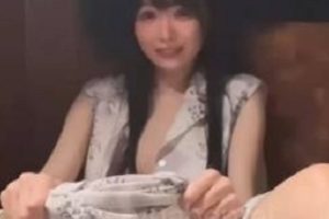 绝顶美少女《Yua》在网吧偷偷玩玩具、手Y