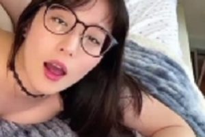 p站up主超可爱香蕉妹戴着眼镜为什么会显得这么有韵味？1V-958M