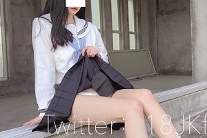 Twitter短暂复出的粉嫩可爱美少女（momo桃乃木圆），今天她走的是日系水手服主题，火辣身材性感酷似高圆圆！[1.8G]