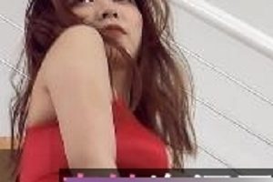 微博神颜舞娘（毛毛）最低视角热舞，秀优美滚圆的修长玉腿【484mb】